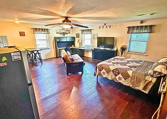Casa de férias Tx Speedway Studio: Desk + Cowboy Dipping Pool By Vacation Your Way *