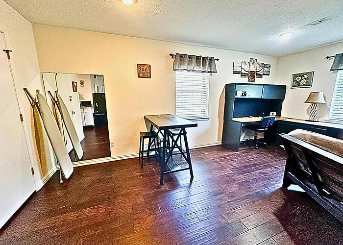 Tx Speedway Studio: Desk + Cowboy Dipping Pool By Vacation Your Way Casa de férias Fort Worth