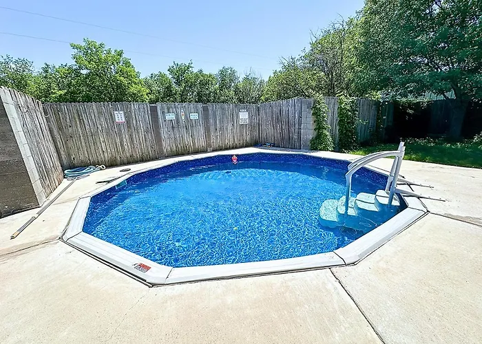Tx Speedway Studio: Desk + Cowboy Dipping Pool By Vacation Your Way Casa de férias