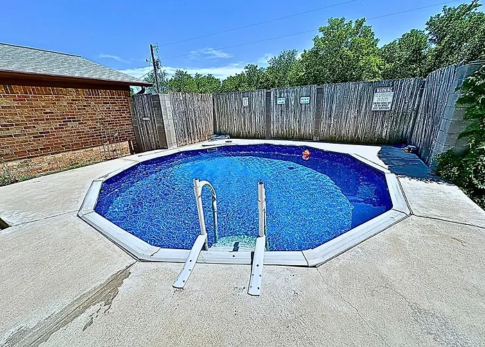Casa de férias Tx Speedway Studio: Desk + Cowboy Dipping Pool By Vacation Your Way Fort Worth