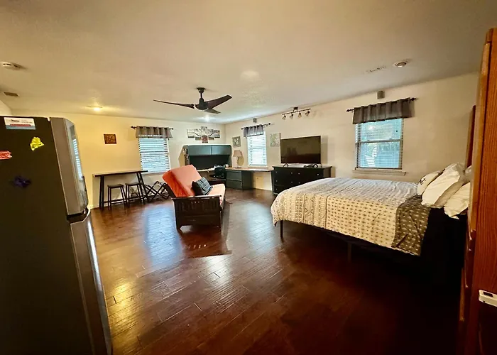 Casa de férias Tx Speedway Studio: Desk + Cowboy Dipping Pool By Vacation Your Way *