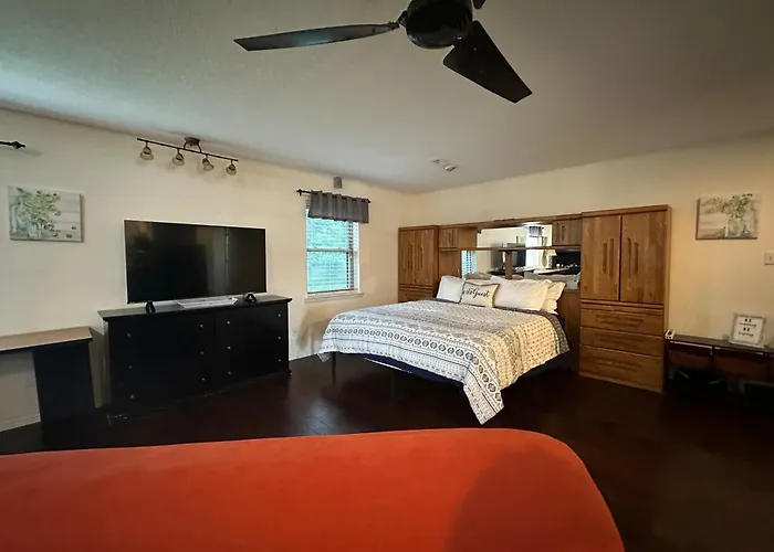 Tx Speedway Studio: Desk + Cowboy Dipping Pool By Vacation Your Way Casa de férias Fort Worth