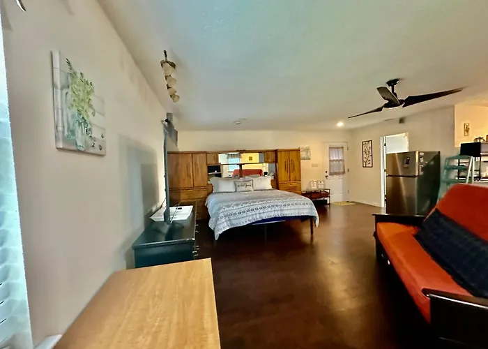 Casa de férias Tx Speedway Studio: Desk + Cowboy Dipping Pool By Vacation Your Way Fort Worth