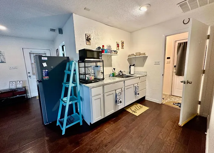 Tx Speedway Studio: Desk + Cowboy Dipping Pool By Vacation Your Way Casa de férias *