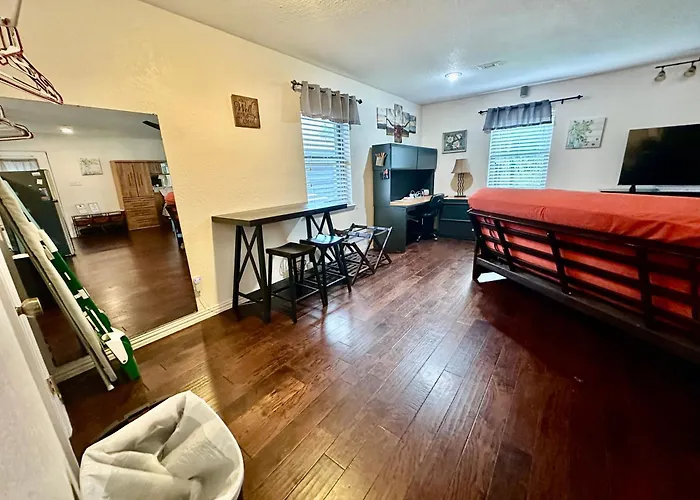 Casa de férias Tx Speedway Studio: Desk + Cowboy Dipping Pool By Vacation Your Way *