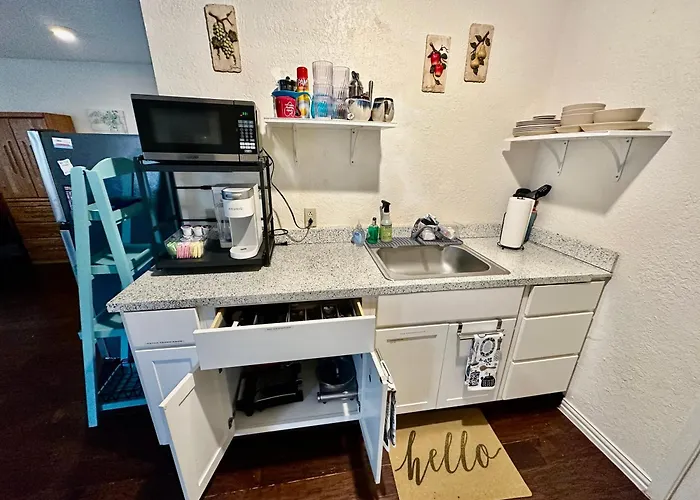 Tx Speedway Studio: Desk + Cowboy Dipping Pool By Vacation Your Way Casa de férias